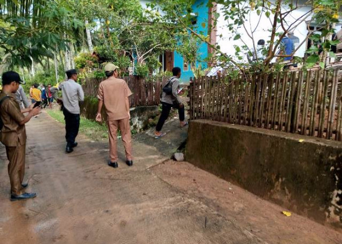 Rumah Tersangka Pembunuhan Nenek dan Cucu Porak-Poranda, Amarah Massa Memuncak