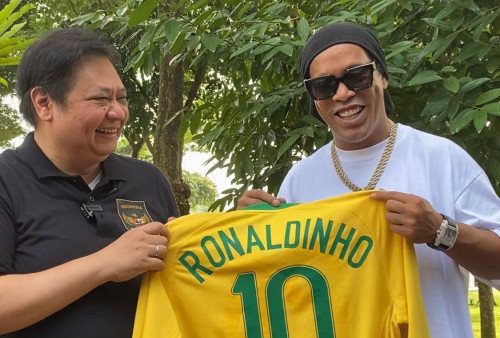 Jersey Kuning Ronaldinho untuk Menko Airlangga, Senada dengan Identitas Partai Golkar