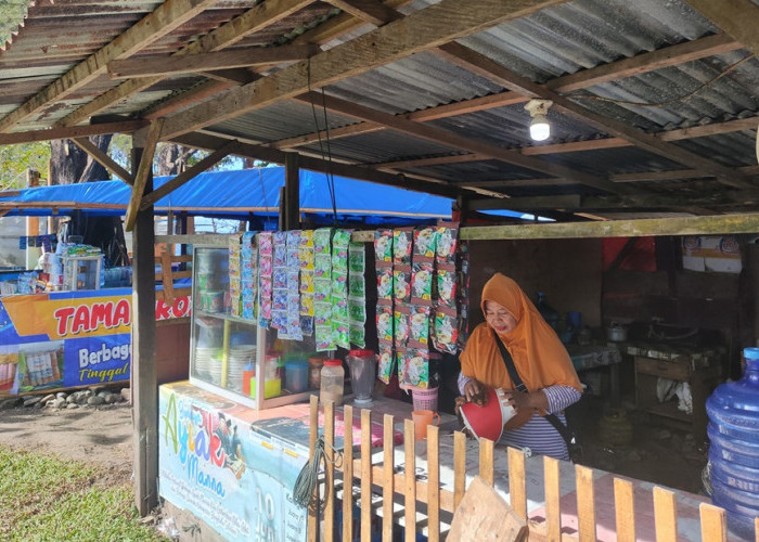 Pantai Pasar Bawah Bengkulu Selatan Jadi Magnet Wisatawan Nataru, Pedagang Bahagia, Pengunjung Puas!