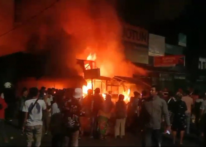 BREAKING NEWS: Kebakaran di Pasar Panorama Kota Bengkulu, Ruko Manisan hingga Rumah Makan Hangus