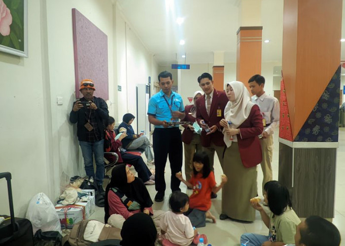 Erupsi Anak Krakatau Ganggu Penerbangan, Bandara Bengkulu Bagikan Masker dan Snack