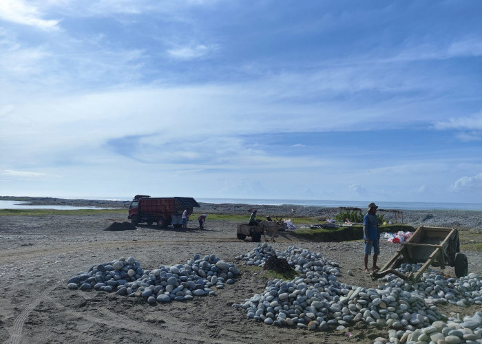 Cuaca Buruk Ancam Pendapatan Penambang Batu dan Pasir di Pantai Desa Bengkenang