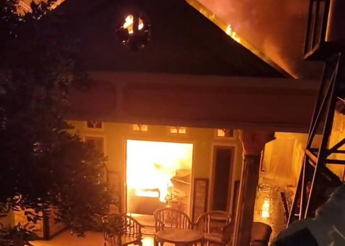 Rumah Notaris di Tanah Patah Bengkulu Terbakar, Warga Panik Lihat Api Membesar