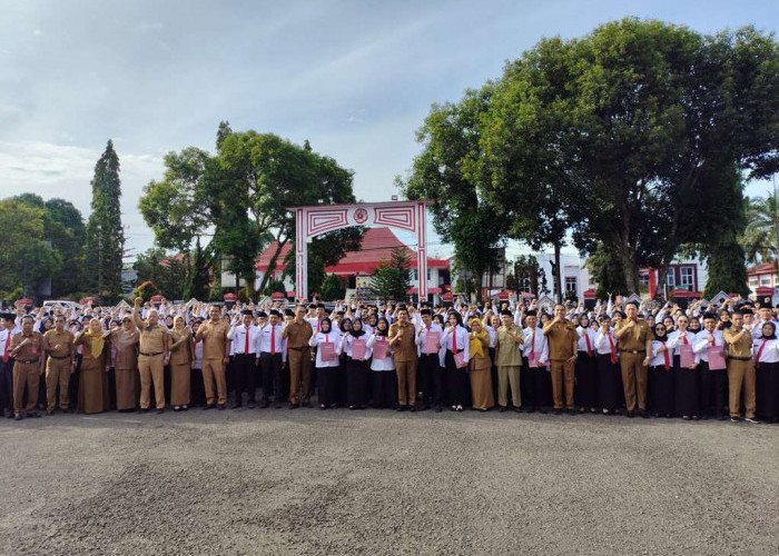Bupati Bengkulu Utara Serahkan SK Perpanjangan Kontrak 5 Tahun untuk 1.538 PPPK