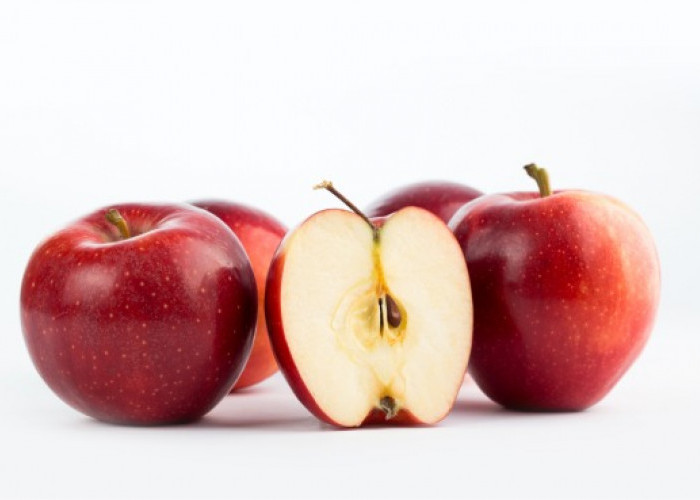 Pernah Dengar Kalimat One Apple A Day Keeps Doctor Away? Ini Dia Manfaat Makan Apel yang Harus Kamu Tahu