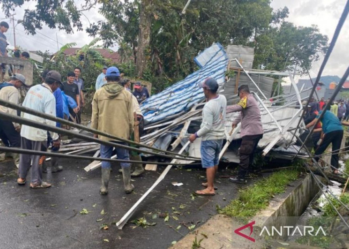 Angin Puting Beliung Terjang Rejang Lebong, 30 Rumah Warga Sumber Urip Rusak