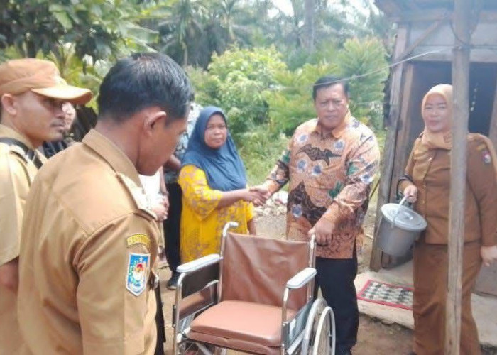 Pemkab Mukomuko Salurkan Kursi Roda dan Tongkat Ketiak untuk Penyandang Disabilitas