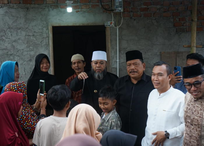 Helmi Hasan Tinjau Bantuan Pasang Baru Listrik 900 kWh untuk Warga Kepahiang