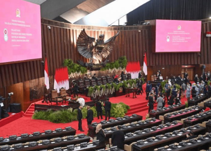 Kenakan Jas dan Kain Sentuhan Tradisional, Gibran Rakabuming Raka Tiba di Gedung Nusantara 