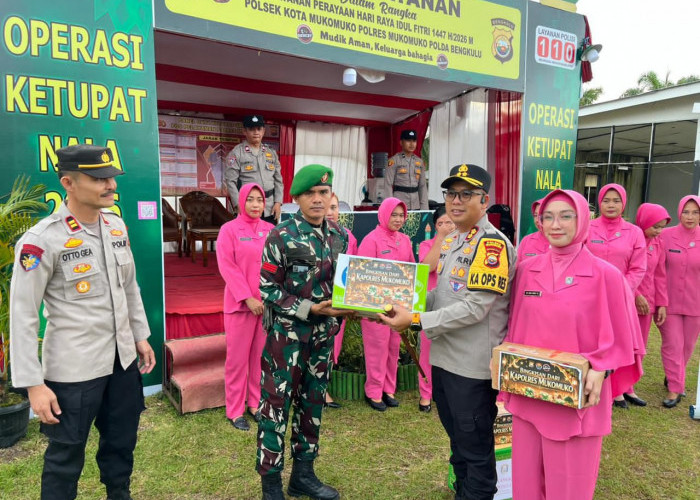 Kapolres Mukomuko Tinjau Pos Pam dan Pos Yan, Salurkan Bingkisan untuk Personel