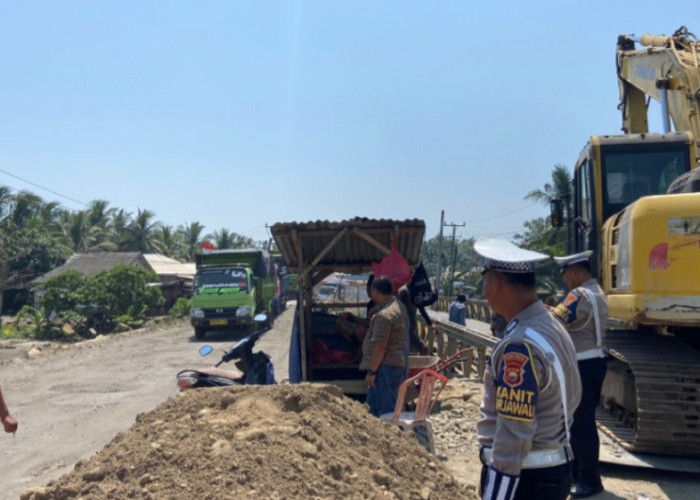 Akses Jalinbar di Pondok Kelapa Masih Buka Tutup, Antrean Kendaraan Mengular 