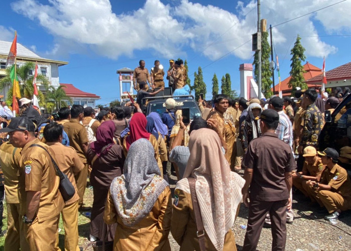 Aksi Demo Siltap Tertunda 6 Bulan, Bupati Pastikan Gaji Kades dan Perangkat Desa Cair Kamis