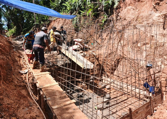Pembangunan Jembatan Gantung Kualalangi Dikebut, Koramil 423-01/Ketahun Turun Langsung Dampingi