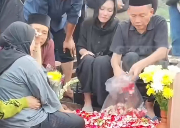 Detik Adik Ayu Ting Ting Pingsan Saat Pemakaman Anaknya