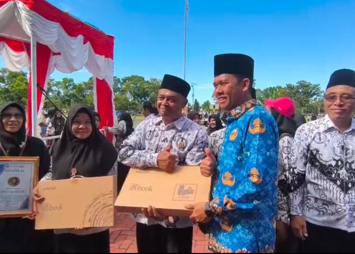 Hadiah Spesial HGN 2025, Pemkab Mukomuko Salurkan Program Satu Guru Satu Laptop