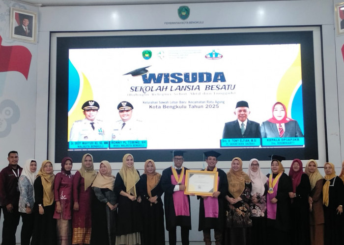 Bahagia di Usia Senja, 46 Lansia Bengkulu Resmi Diwisuda di Gedung Merah Putih