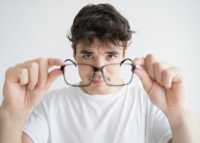 Kacamata Anda Sering Berembun? Ketahui Penyebab dan Cara Mengatasinya di Sini