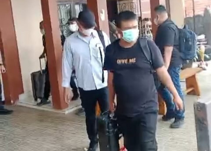 KPK Geledah Rumah Agus Suhendra Wijaya Selama 3 Jam, Tiga Koper dan Satu Kardus Dibawa
