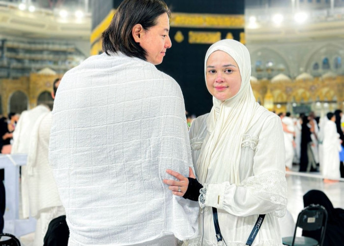 Potret Roger Danuarta Umroh Bersama Cut Meyriska dan Anak-Anak, Momen Spiritual yang Mengharukan