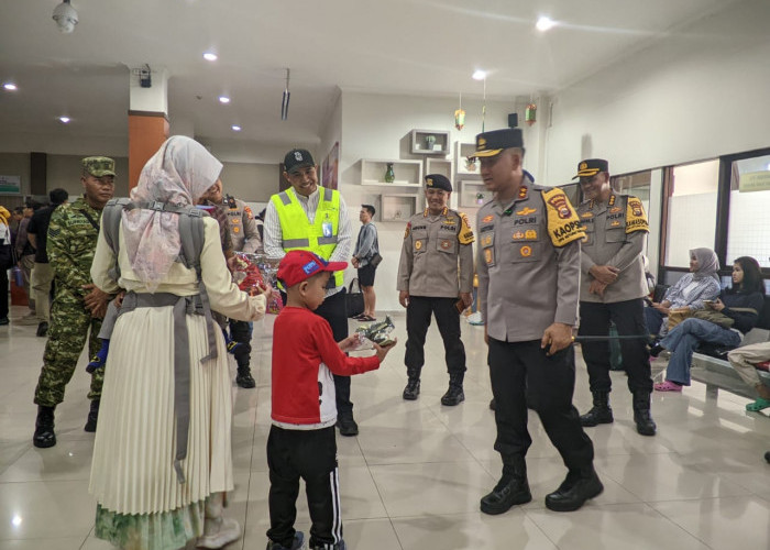Pantau Arus Mudik Lebaran di Bandara, Kapolda Bengkulu Sapa Penumpang dan Bagi Mainan