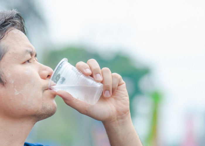 Fakta atau Mitos? Minum Air Dingin Saat Buka Puasa Bisa Bikin Sakit Perut