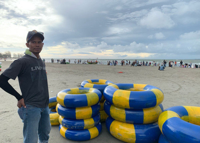 Ramainya Wisatawan Saat Libur Lebaran, Penyewaan Ban di Pantai Jakat Senyum Sumringah Raup Keuntungan