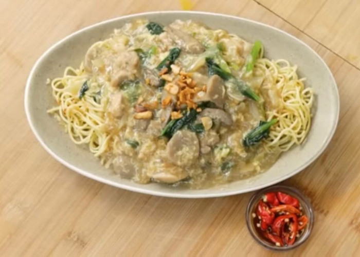 Resep Ala Resto Praktis 7 Menit Siap Saji! Mie Tumis Siram Ayam Ala Chef Devina Hermawan