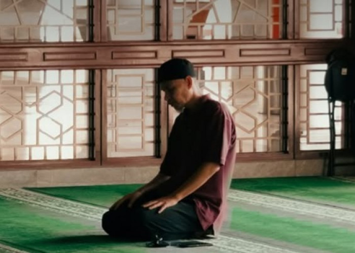  Wajib Tahu! Hukum Melintas di Depan Orang yang Sedang Salat