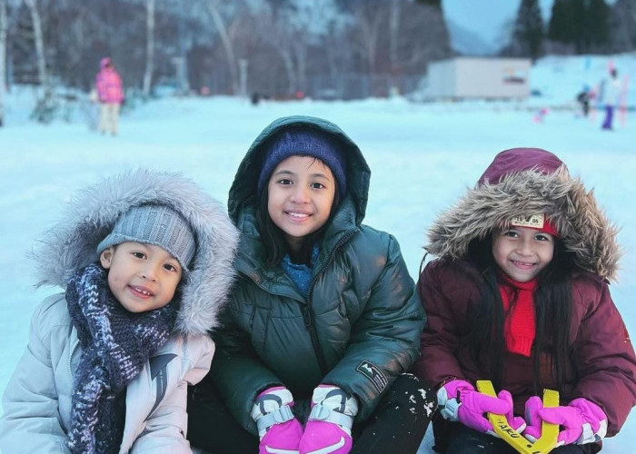 Sudah Bercerai, Desta dan Natasha Rizky Diduga Liburan Tahun Baru Bersama 3 Anaknya ke Jepang