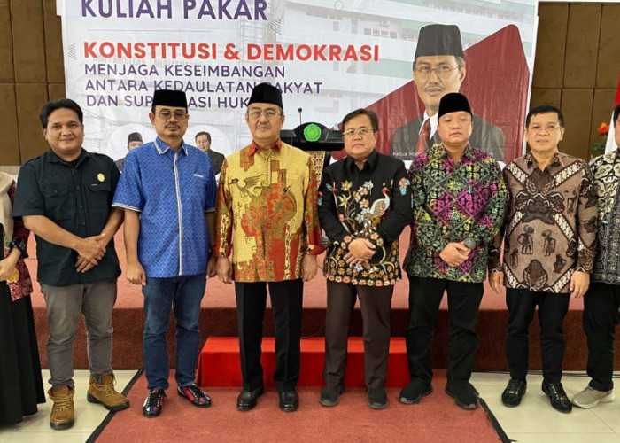 Prof. Jimly Asshiddiqie Ajak Mahasiswa Hukum UMB Pahami Demokrasi dan Supremasi Hukum Secara Komprehensif