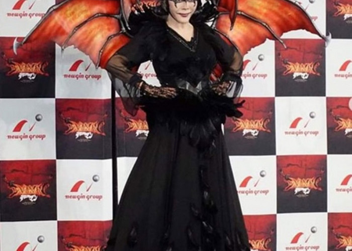 Ikutan Demam Maleficent, Dewi Soekarno Pakai Kostum Kentang, Cosplay jadi Devilman Lady 