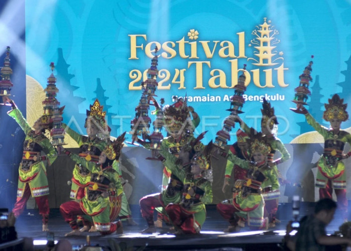 Sejumlah penari menampilkan tari tabut soja pada pembukaan Festival Tabut Kerukunan Keluarga Tabut di Kota Bengkulu, Provinsi Bengkulu, Sabtu, 6 Juli 2024. Festival Tabut yang merupakan tradisi untuk menyambut 1 Muharram tersebut berlangsung pada 6-16 Juli 2024.