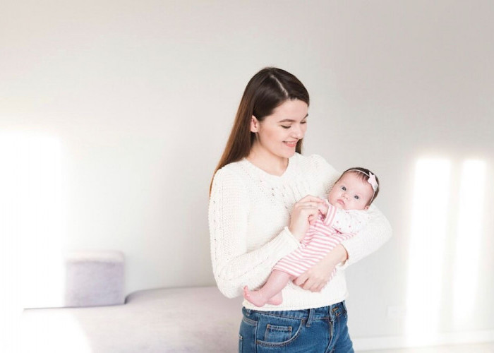 Apakah Bayi Newborn Boleh Digendong Duduk? Ini Penjelasannya