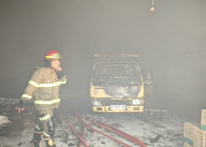 Gudang BD Berdikari Bengkulu Terbakar, Api Diduga Berasal dari Mobil Mini Box di Dalam Gudang