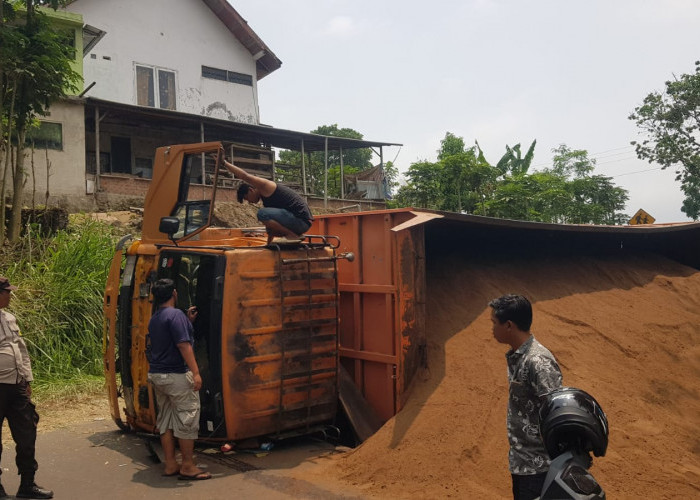 Truk Pengangkut 23 Ton Bungkil Sawit Terguling di Jalan Lintas Curup - Kepahiang, Bikin Macet Arus Lalu Lintas