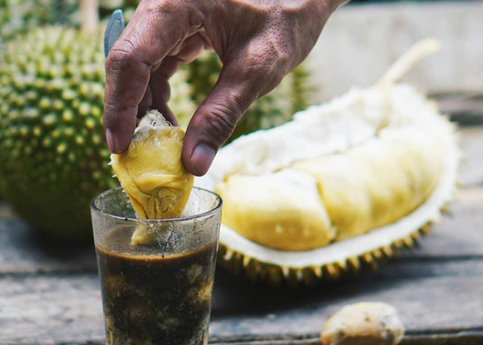 Tren Minum Kopi Campur Durian Lagi Populer, Ini 5 Manfaat dan Potensi Efek Sampingnya!