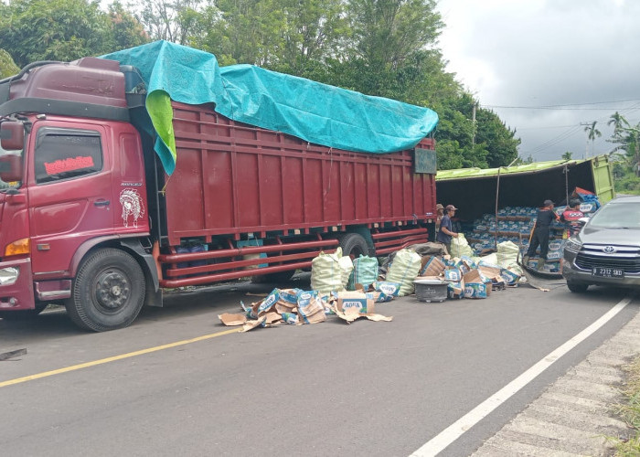 Truk Pengangkut Air Mineral Terbalik di Tanjakan Rejang Lebong, Diduga Tak Kuat Menanjak