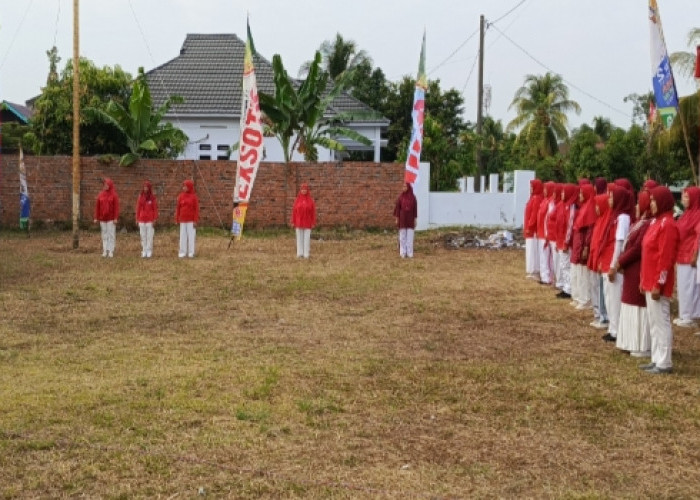 Unik! Ibu-ibu RT 15 Bumi Ayu Kota Bengkulu Kompak Laksanakan Upacara HUT ke-79 RI