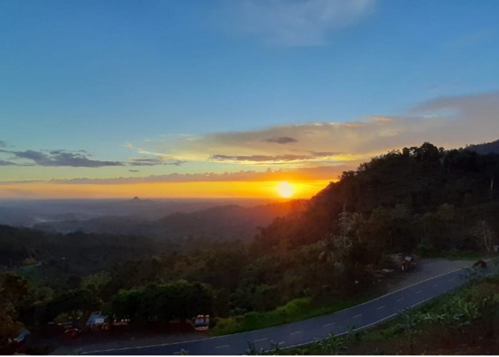 Saksikan Keindahan Sunset dari Liku Sembilan, Dikelilingi Hutan Tropis 
