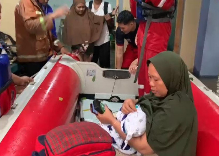 Dramatis! Damkar Evakuasi Bayi 3 Minggu Terjebak Banjir di Kota Bengkulu
