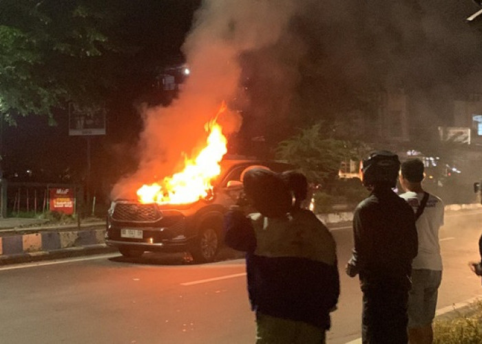 Detik-detik Innova Zenix Hybrid Terbakar di Tanah Patah Sebabkan Jalan Macet Total, Begini Kronologisnya