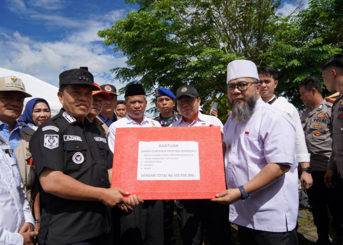 Respons Cepat Gubernur Bengkulu, Salurkan Bantuan Rp102 Juta untuk Korban Banjir Bandang Lebong
