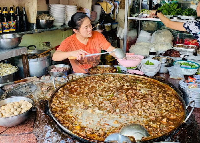 Mie dengan Kaldu 40 Tahun: Menikmati Kelezatan Wattana Panich di Restoran Bangkok