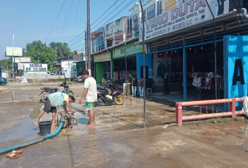 Banjir di Kota Bengkulu Mulai Surut, Pemilik Pertokoan Bersih-bersih