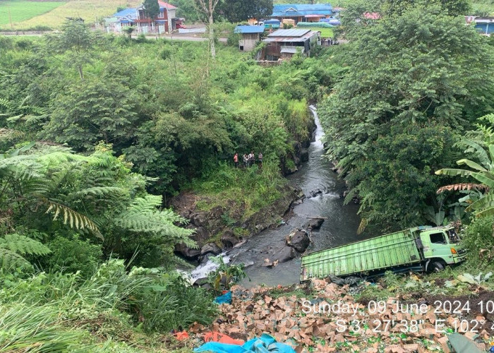 Fuso Bermuatan Botol Sirup Terjun ke Jurang di Mojerejo Rejang Lebong