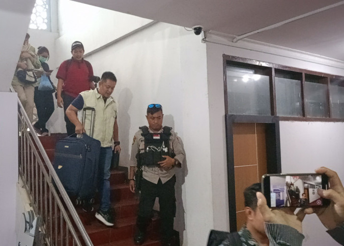 KPK Geledah Kantor Disnakertrans Provinsi Bengkulu, Satu Koper Warna Hitam Diangkut 