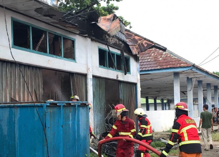 Kebakaran Hebat Gudang Ikan DKP Kota Bengkulu, Dua Korban Alami Luka Bakar Serius