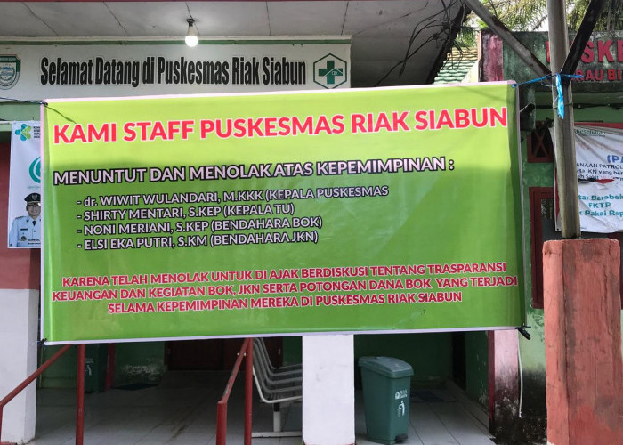 Staf Puskesmas Riak Siabun Pasang Spanduk Tolak Pimpinan, Tuntut Transparansi BOK dan JKN