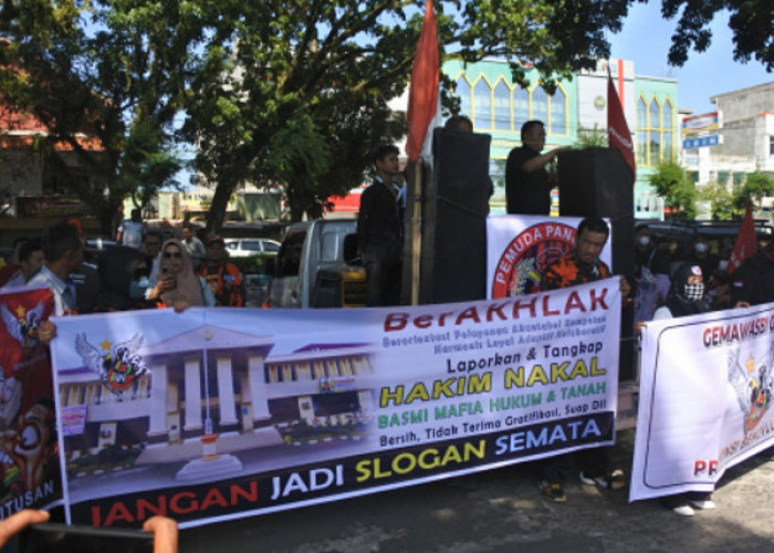 Pengadilan Negeri Bengkulu Didemo, Massa Minta Jangan Ada Hakim Nakal