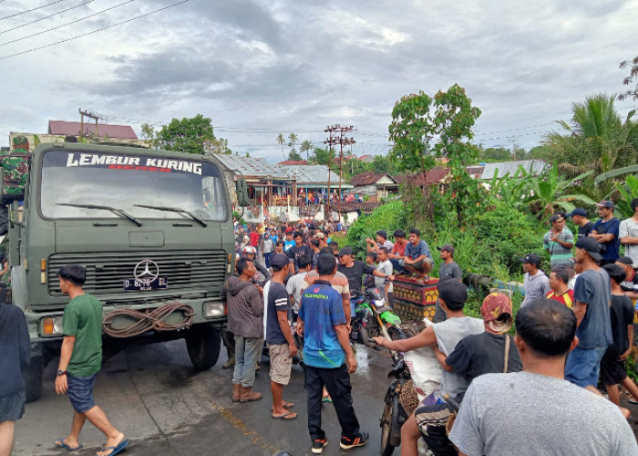 Evakuasi Truk Terjun Bebas di Kepala Curup Jadi Tontonan Warga, Kemacetan Mengular Hingga 1 Kilometer